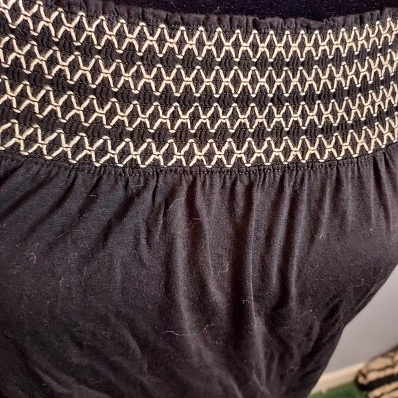 Old Navy Off-The-Shoulder Embroidered Top Black And White Size Medium - Picture 4 of 6